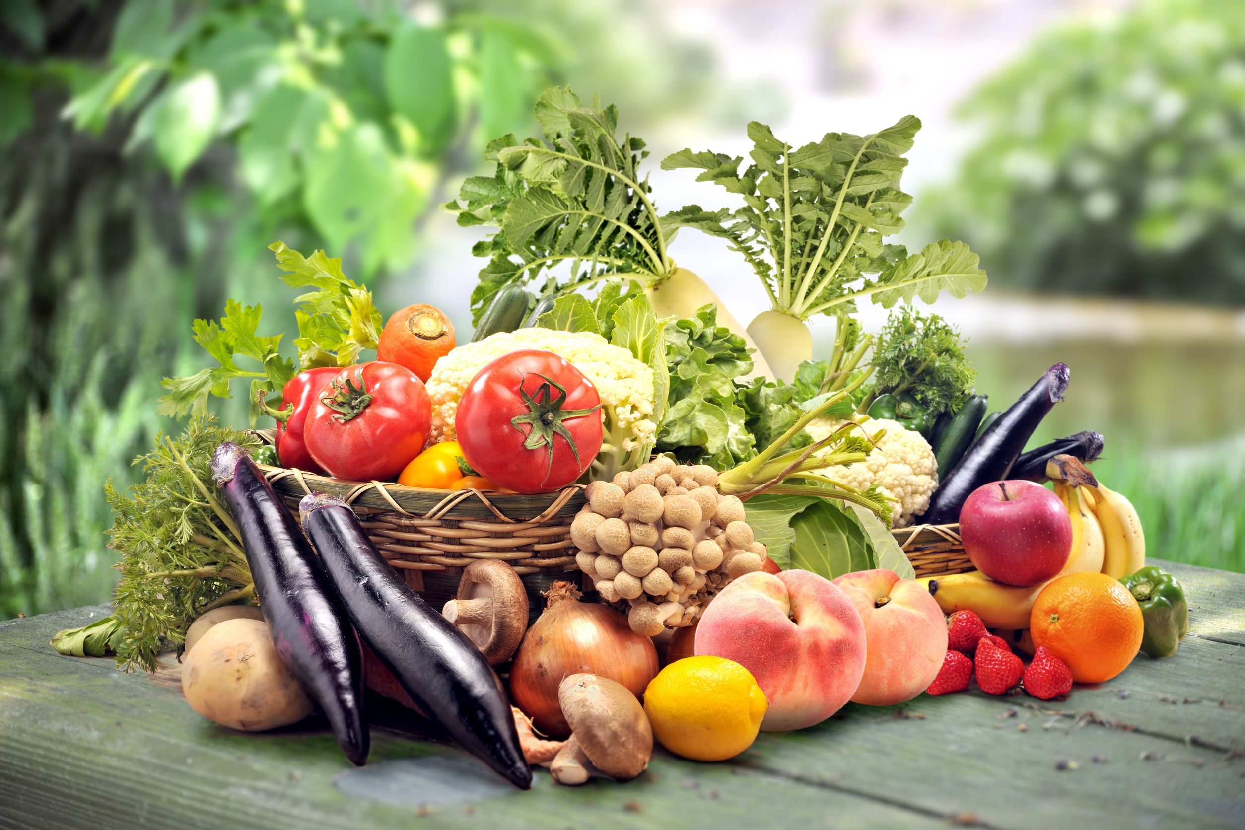 Vegetable products. Овощи и фрукты. Овощи, фрукты, ягоды. Овощи фрукты зелень. Свежие овощи и фрукты.